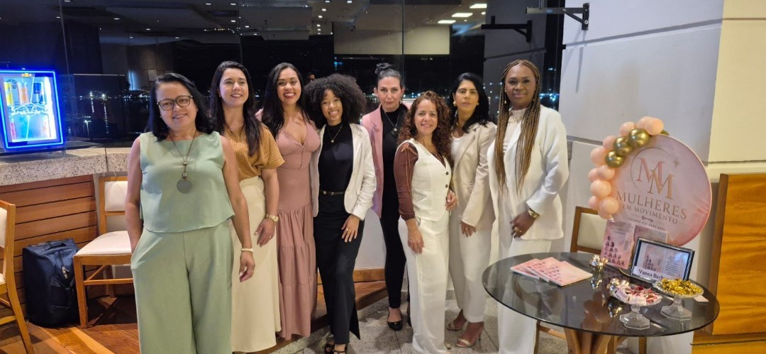 Mulheres reunidas compartilhando histórias